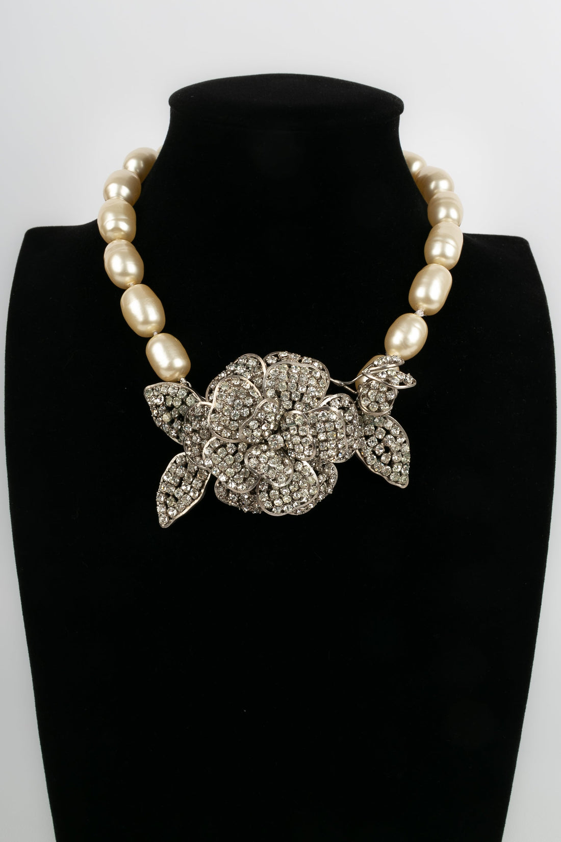 Collier camélia Chanel 1984