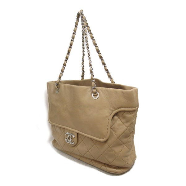 Chanel Quilted Leather Chain Tote Leather Crossbody Bag in Good condition