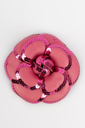 Broche camélia en cuir Chanel