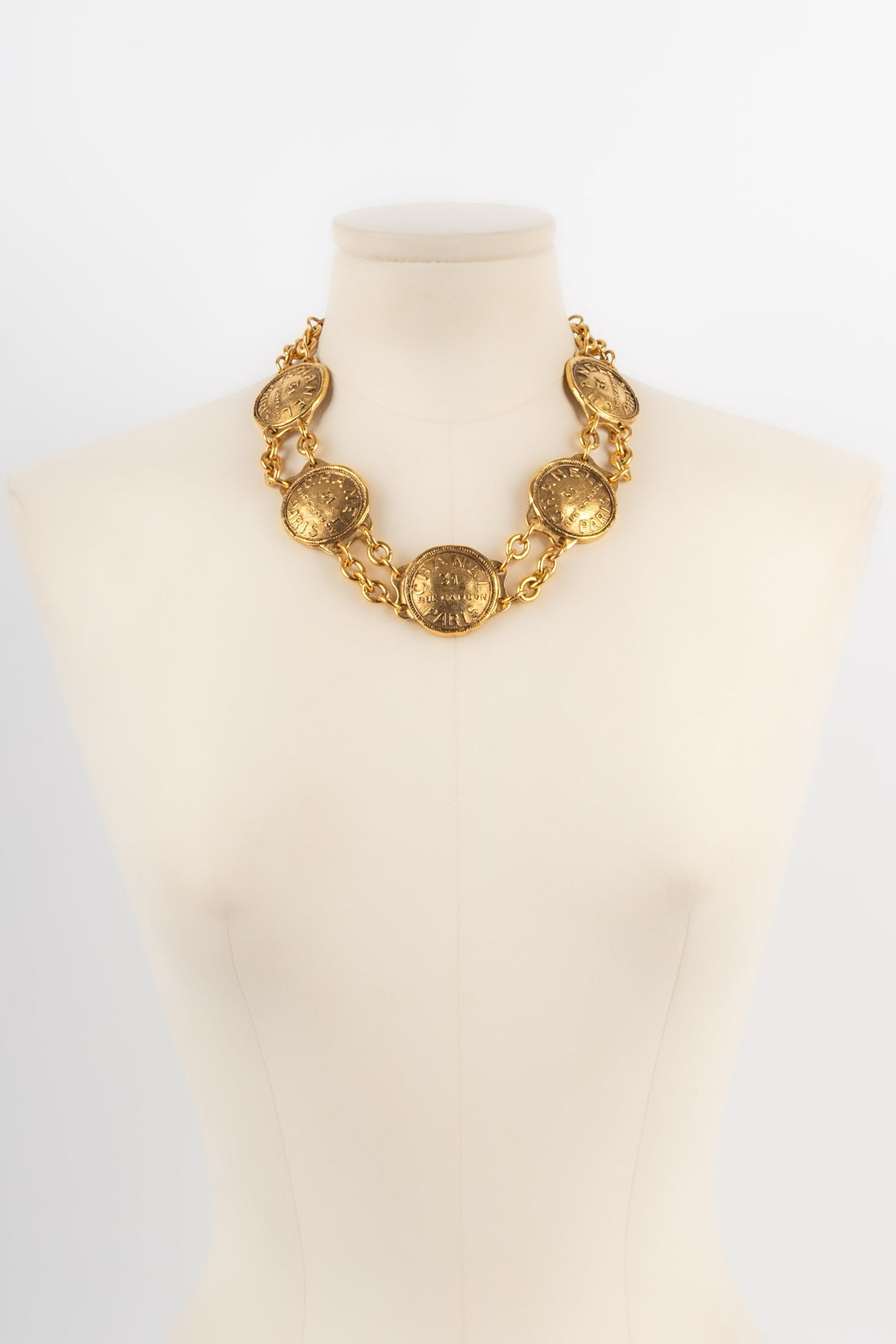 Collier court en métal doré Chanel