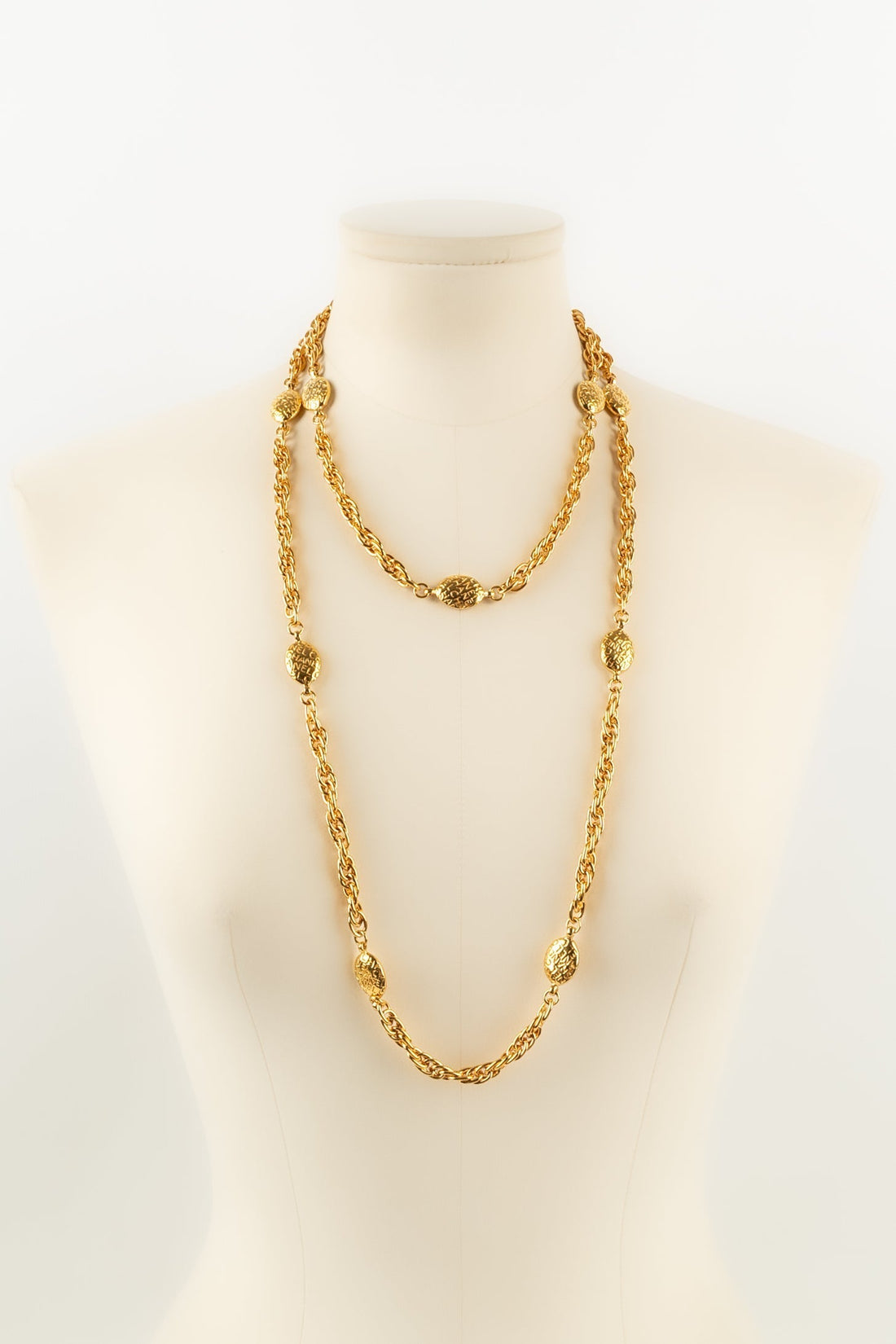 Collier / sautoir en métal doré Chanel