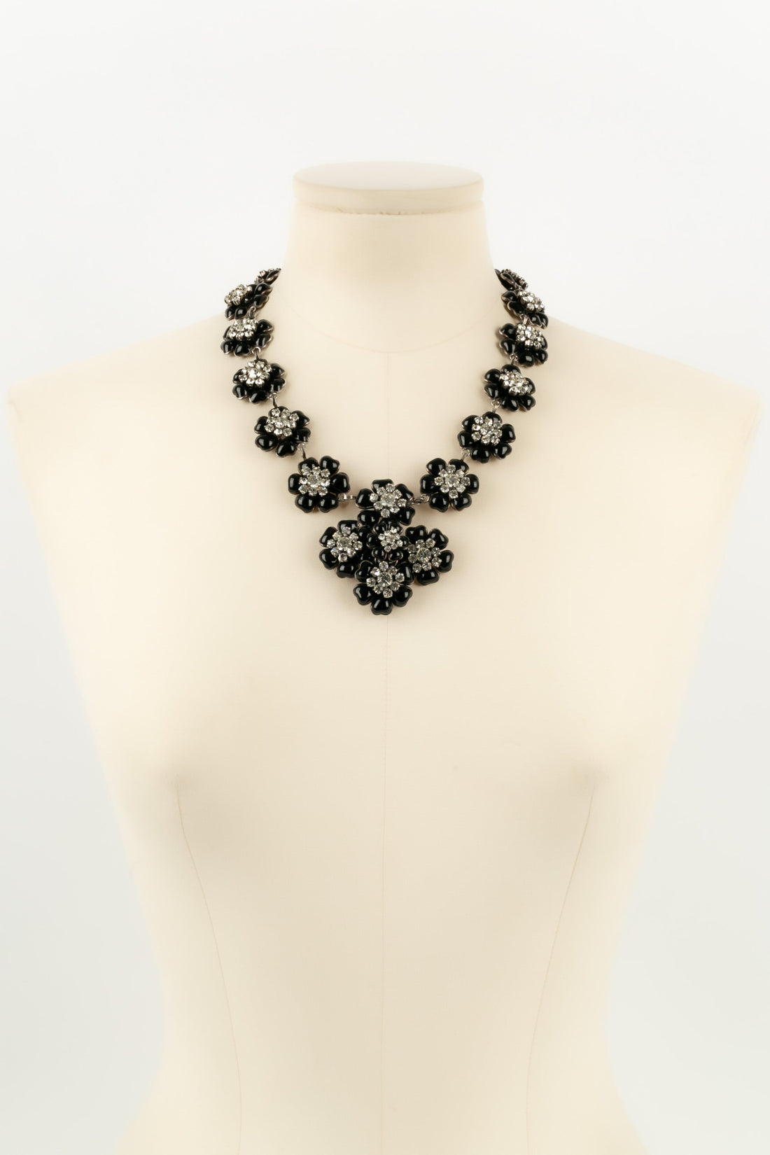 Collier camélias en pâte de verre Chanel