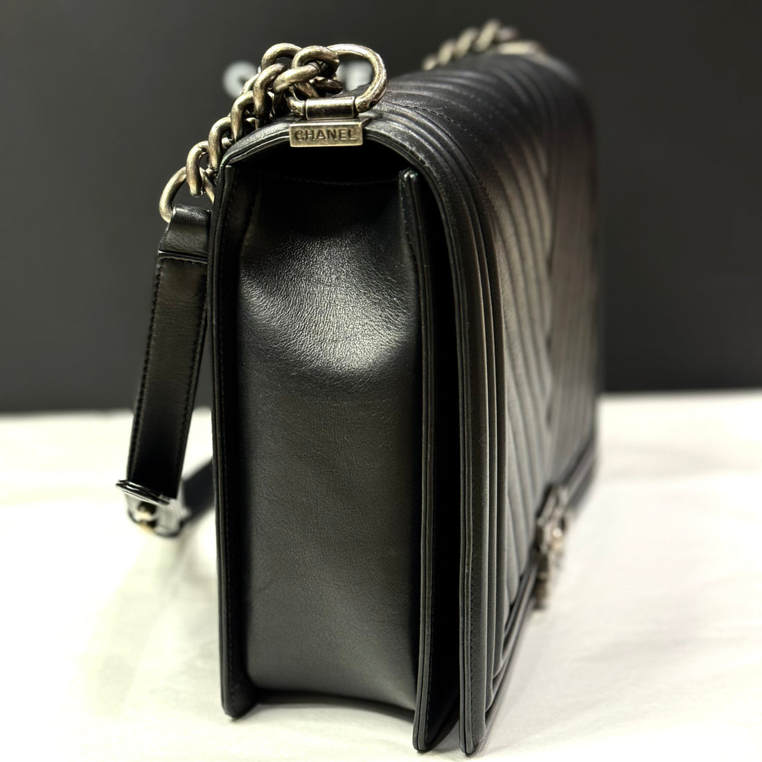 Chanel - Sac Boy Maxi chevron noir