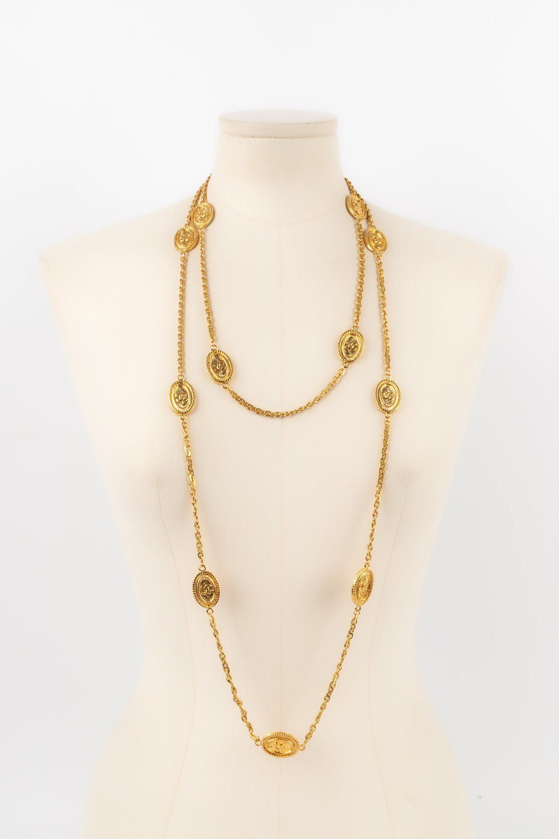 Collier / Sautoir en métal doré Chanel 1980's
