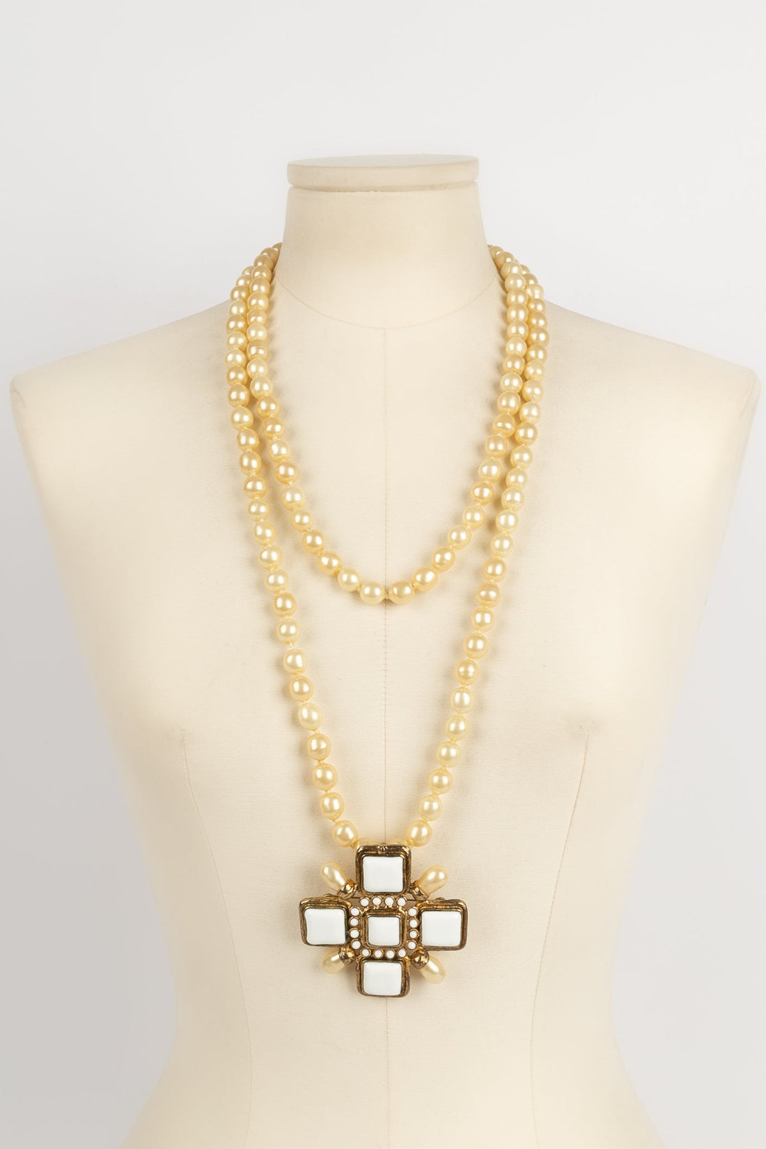 Collier croix Chanel