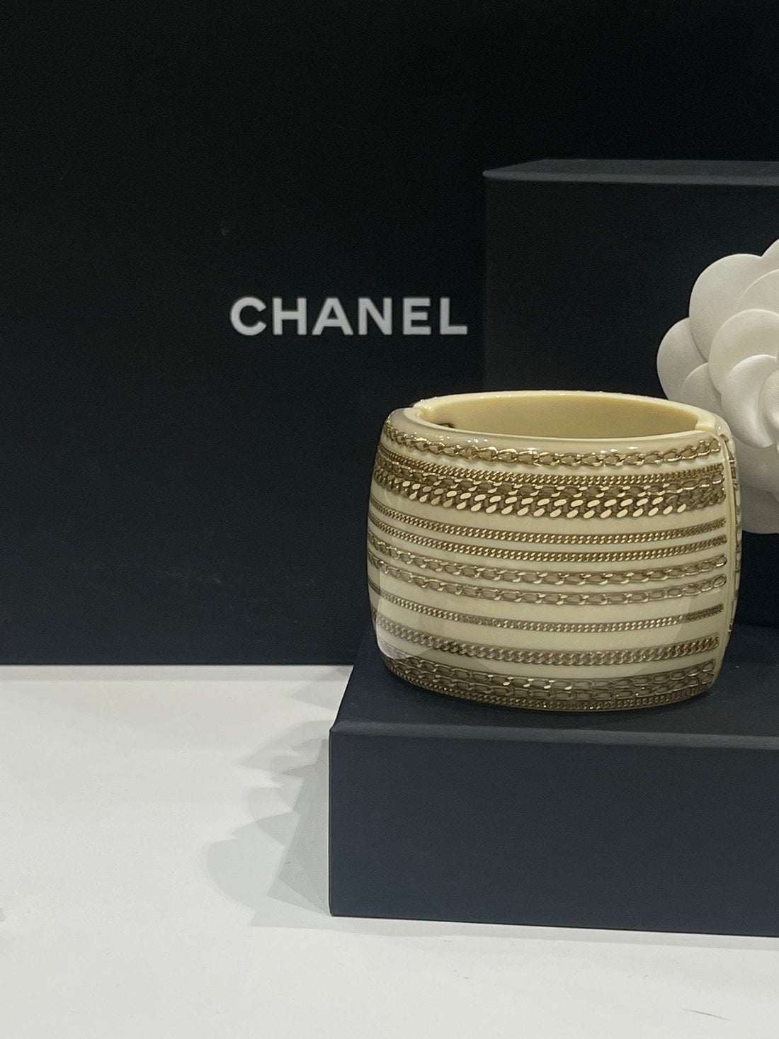 Chanel - Manchette CC beige strass