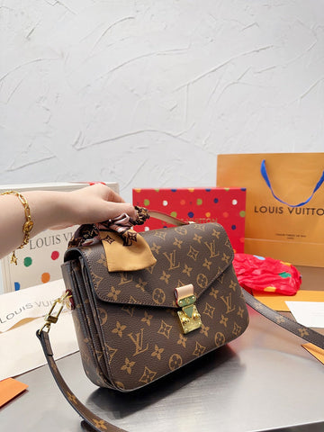 Makersluxe - Louis Vuittons  - 15059