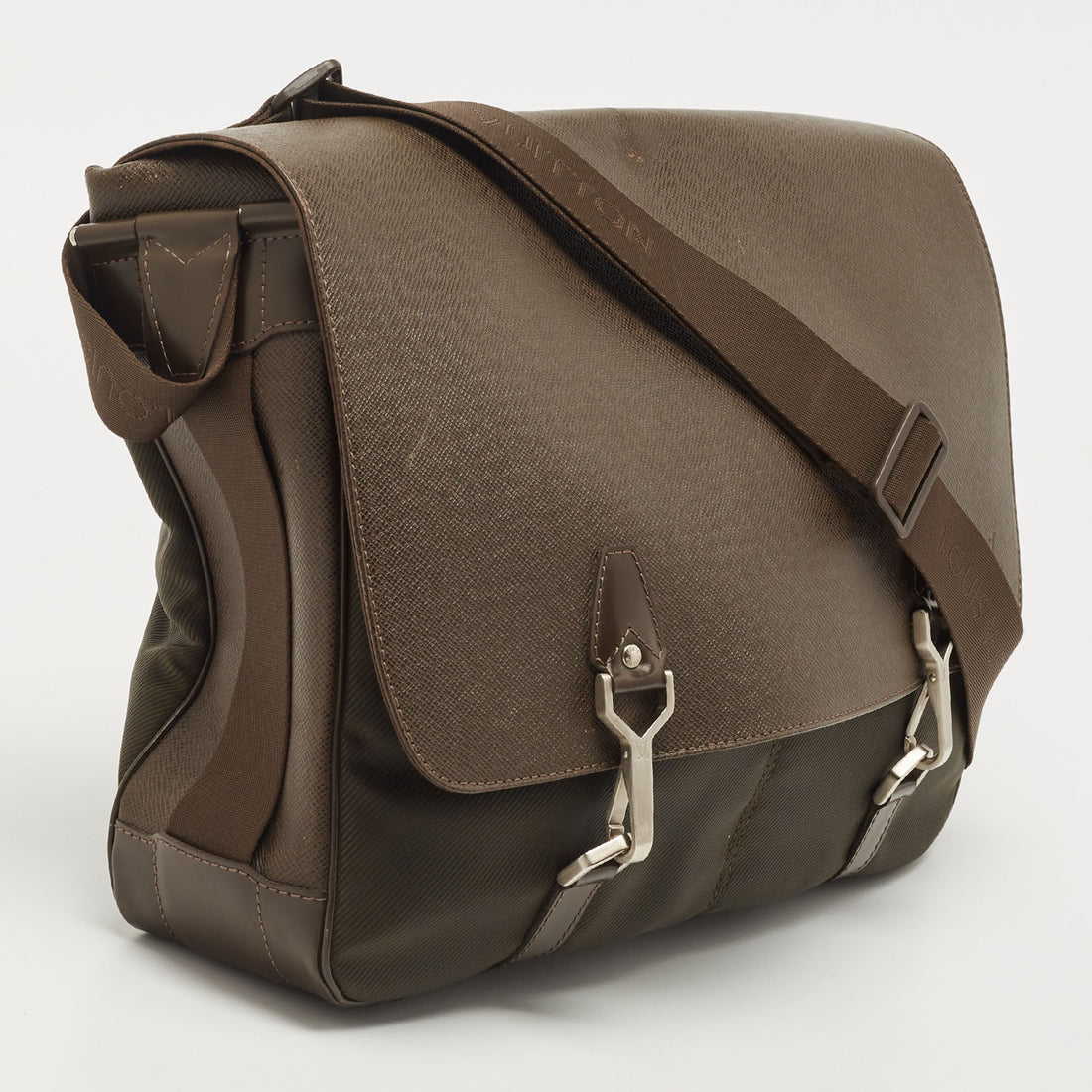 LOUIS VUITTON Black/Green Taiga Leather Dersou Messenger Bag